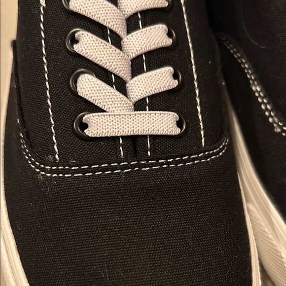 Old Navy Black and White bots Sneakers, size 4, new with tags - Picture 2 of 5